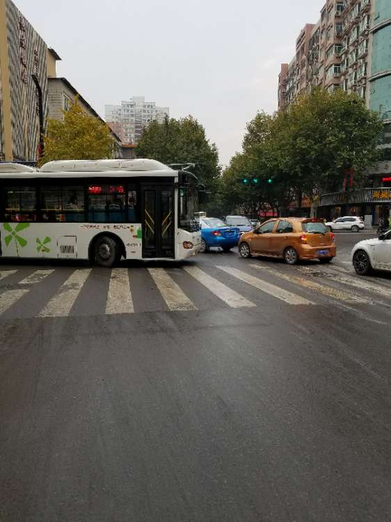 绿色斑马线 文明车让人 - 西安交通|荣耀西安网