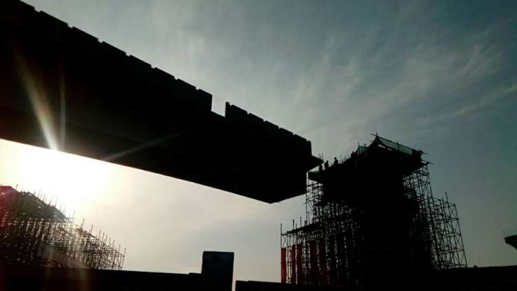 西安咸阳机场轻轨横跨陇海铁路桥今天大进展。