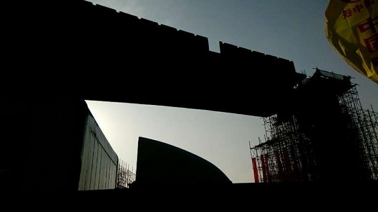 西安咸阳机场轻轨横跨陇海铁路桥今天大进展。