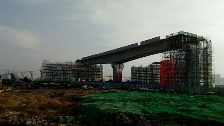 西安咸阳机场轻轨横跨陇海铁路桥今天大进展。