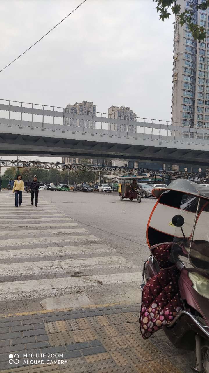 地铁5号线汉城南路丈八北路北口出入站口