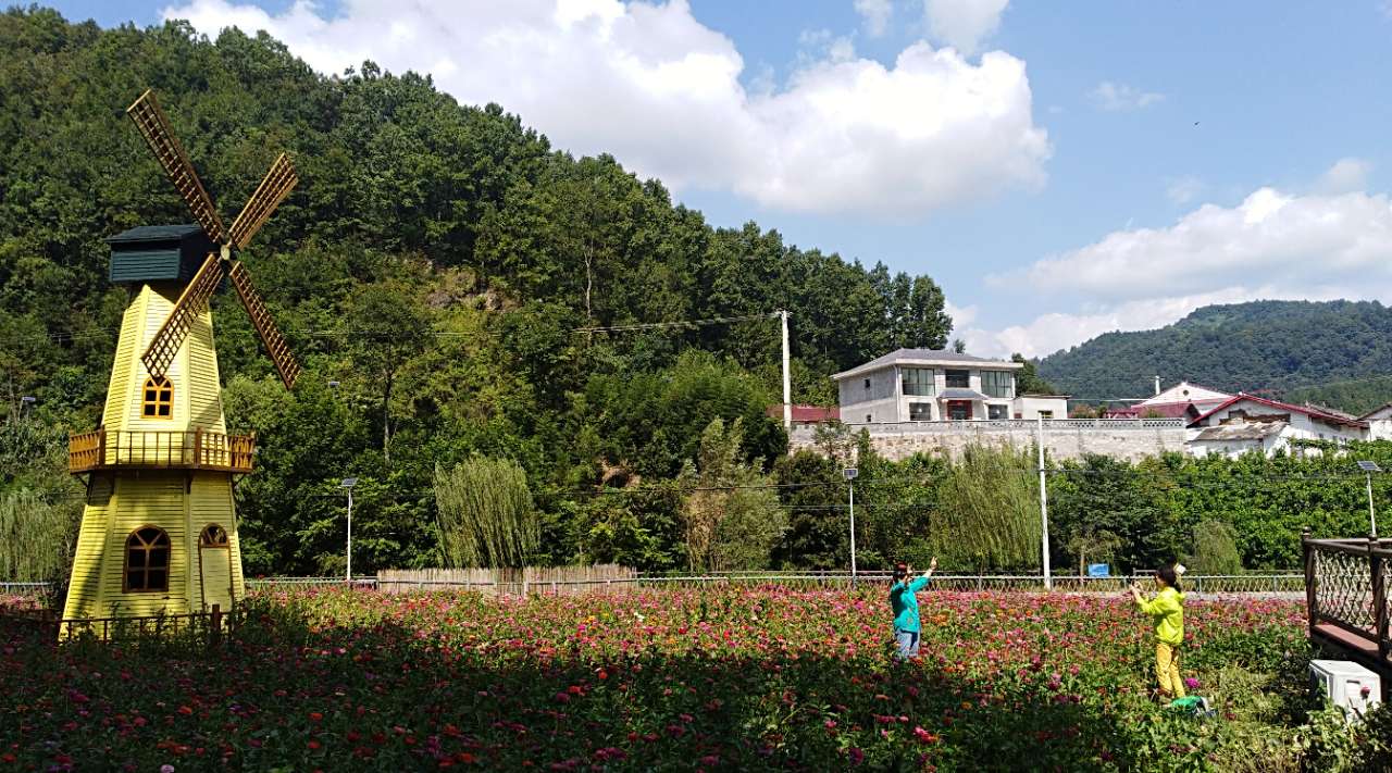 饒峰驛站中壩大峽谷,谷內風光秀麗,風格獨特,風景如畫.